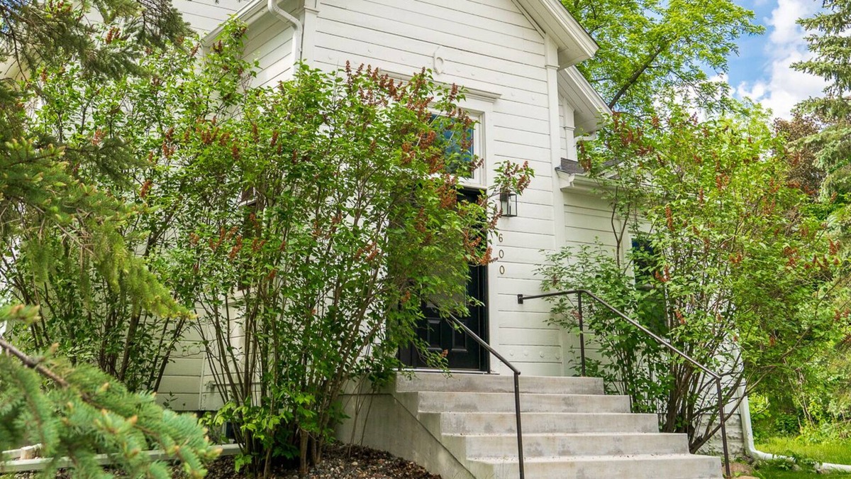 Howard Lake House | MINNeSTAY* Goin' to the Chapel | Historic | Romantic