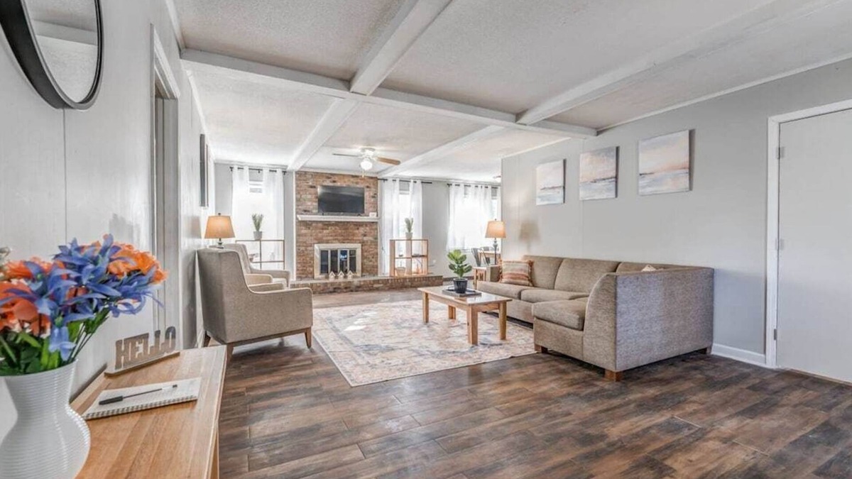 Ellendale House | Mins from Parks, Hiking, & Dining- Brick Bungalow