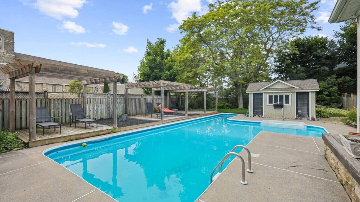 Cobourg House | Mins to Beach | Downtown 5BR w/Pool, Patio & BBQ