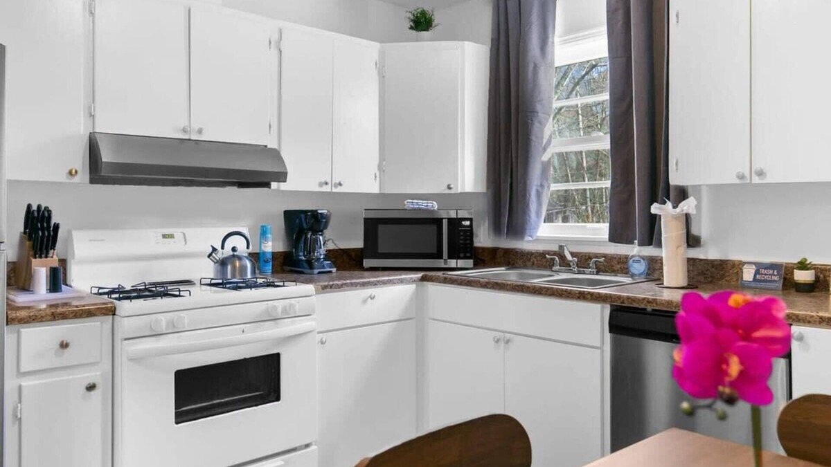 New Castle House | Mins to Hospital, Airport, & Dining- Rooms on Rose