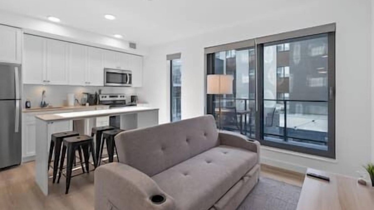 Crescent Heights Apartment | Mins to Saddledome | Rooftop Patio | Sofa Bed