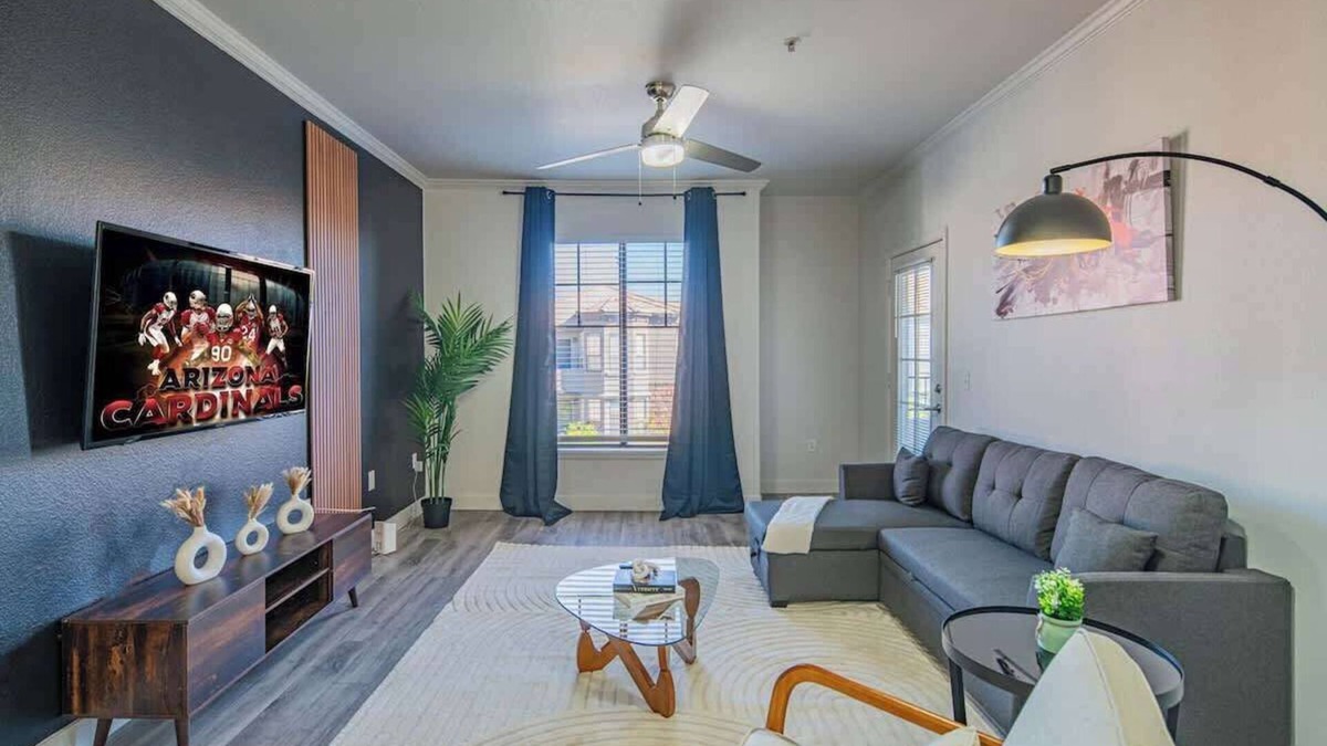 Glendale Sports and Entertainment District Apartment | Mins To Westgate & Stadium | Pool Gym W/D Parking