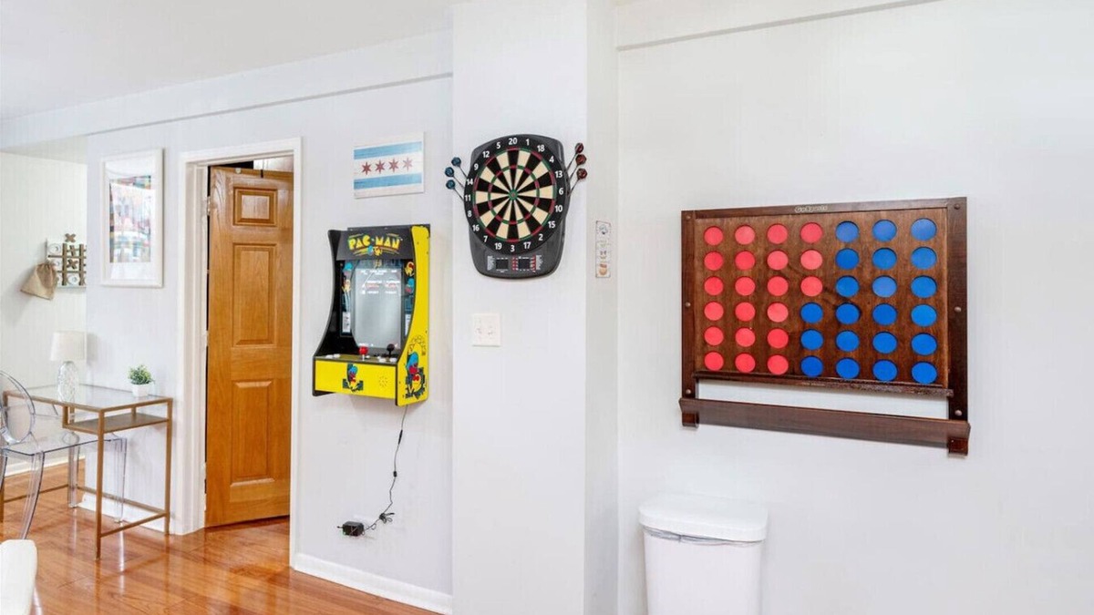 Lakeview Apartment | Mins to Wrigley Sleeps 6 + Sauna + Hot Tub+ Deck