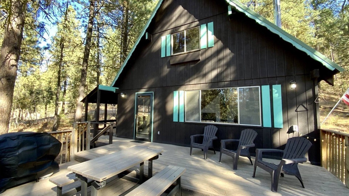 Cascade House | Mint Chip Cabin - Pet friendly - Forested - Large deck - Fire pit