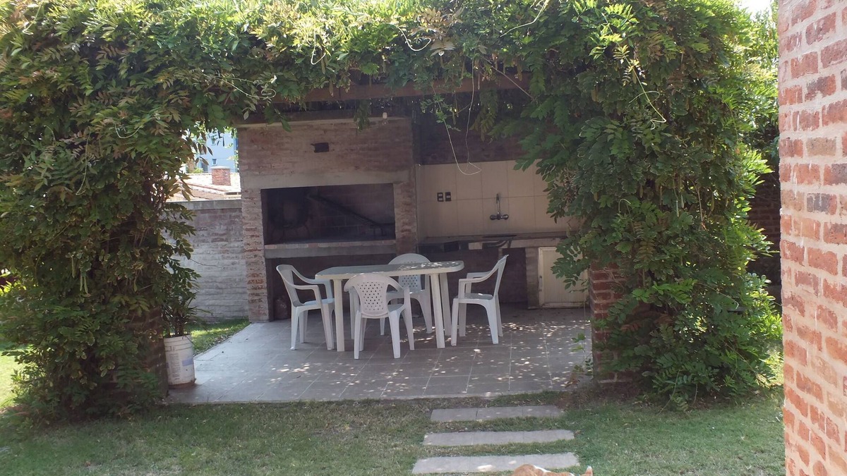 Aidy Grill House | Minutes away from the beach!!