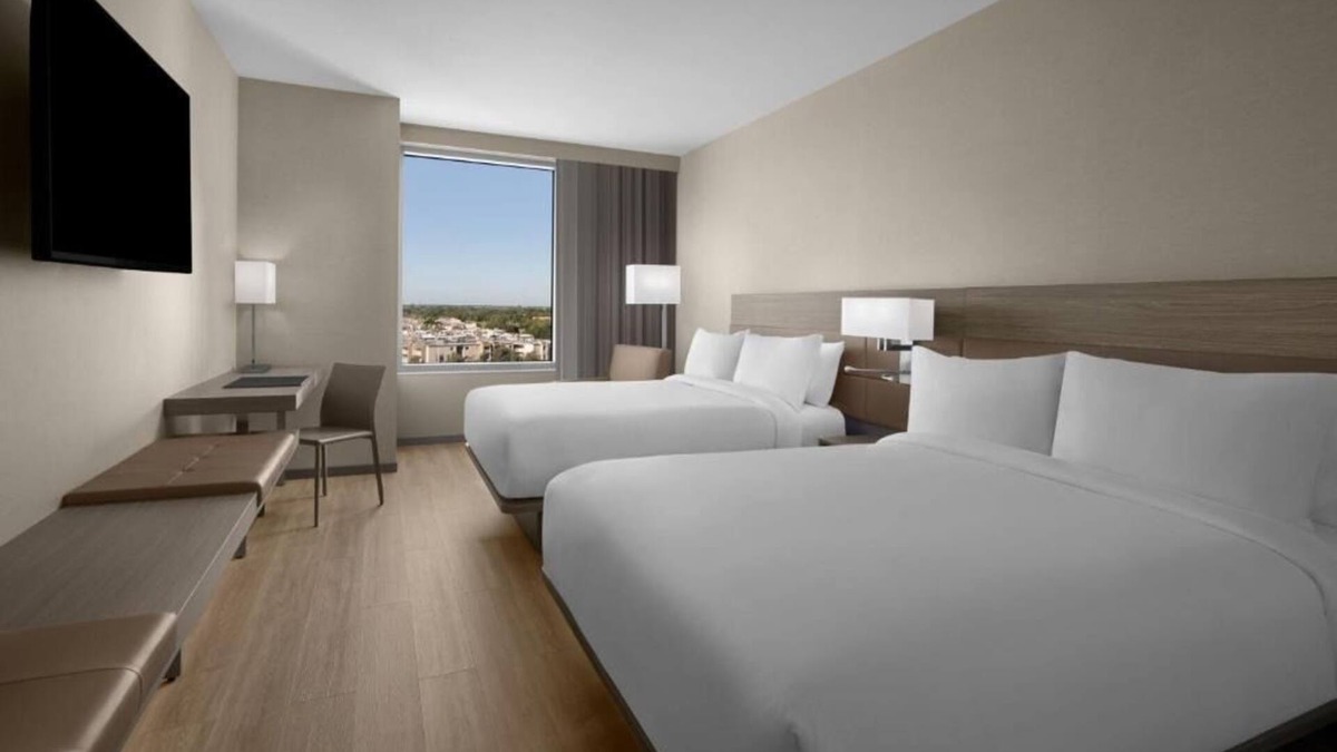 Ludlam Hotel | Minutes away from Downtown Dadeland! With Pool Access and Free Parking!