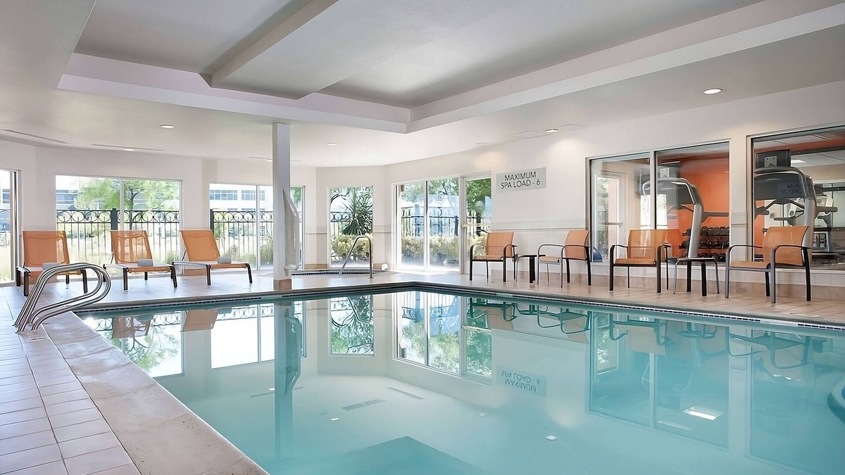 West Dundee Resort | Minutes Away from Elgin History Museum! Pool, FREE Parking, Pets Allowed!