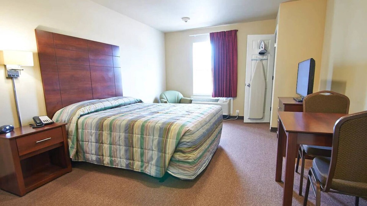 Pleasanton House | Minutes Away from Longhorn Museum! 4 Units w/ Full Kitchens & Free Parking!