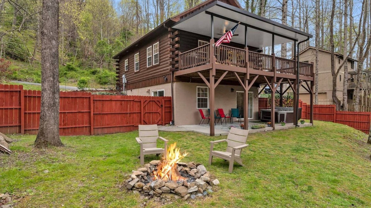 Valley Creek Run Cabin | Minutes from all attractions, in the heart of Maggie Valley!