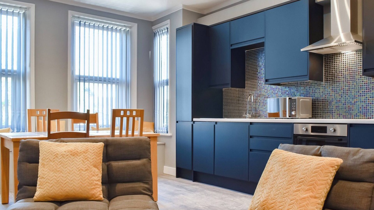 Folkestone Cottage | Minutes from Folkestone Central Station and modern flat with three bedrooms.