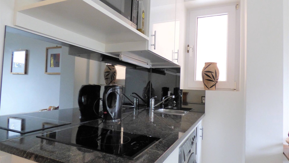 Kew Apartment | Minutes from National Archives & Kew Gardens