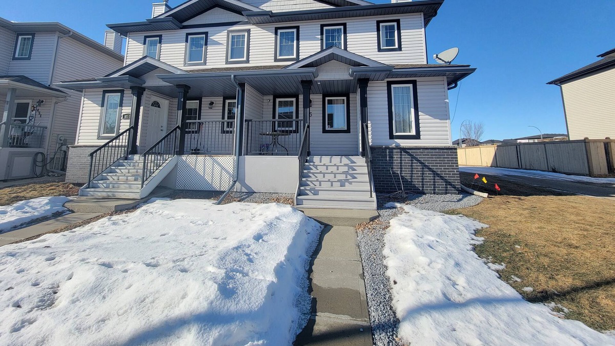 Leduc House | Minutes from Shopping & Dinning – 2bdrm Home