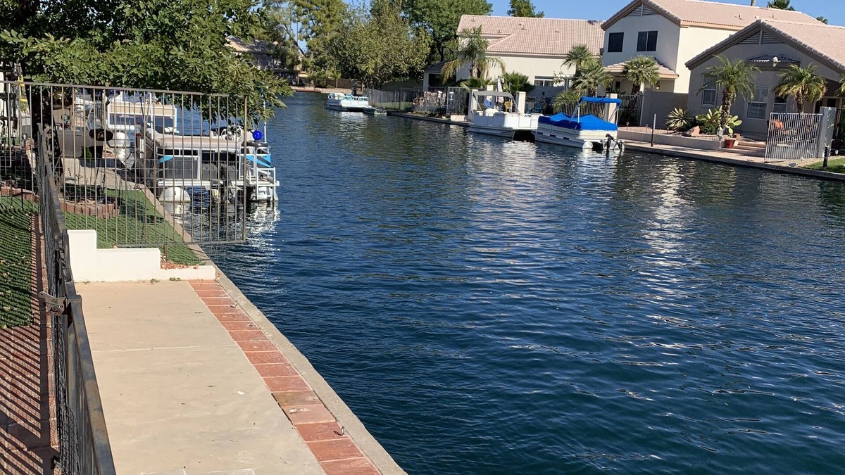 Harbor Island House | Minutes from State Farm Stadium. West Gate Lake front