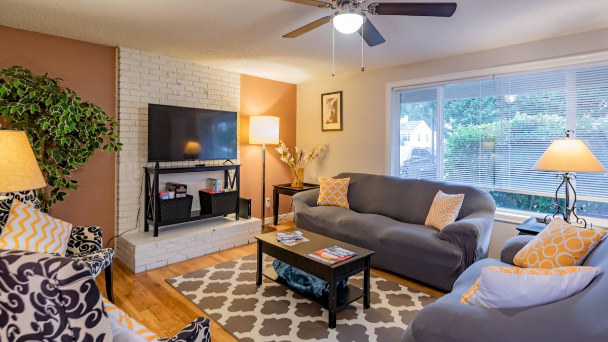 Marietta-Alderwood House | Minutes to Airport, Waterfront and Downtown Sleeps 6