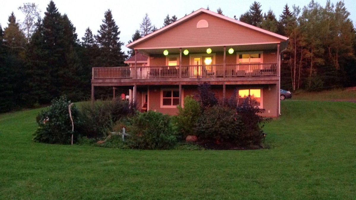Mayfield House | Minutes to beaches, golf, and all ammenities
