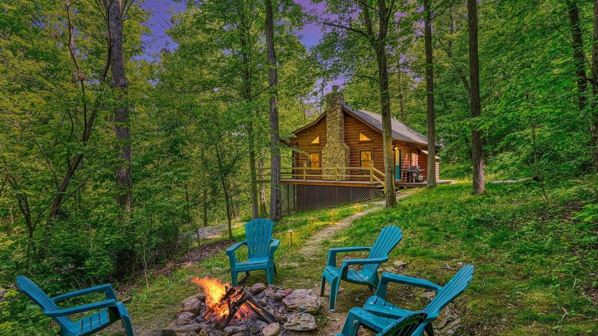 Logan Cabin | Minutes to Caves - 2 KINGS. Hot Tub. Games. Firepit. Close to Everything