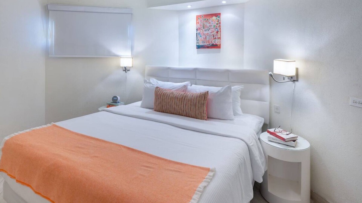 Blue Waters Hotel | Minutes to Dover Beach! Two Suites with Breakfast, Free Beach Sunbeds, Pool!