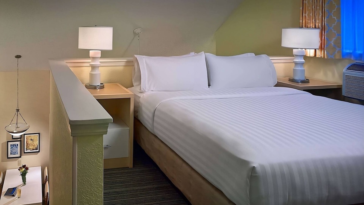 Middleburg Heights Hotel | Minutes to Downtown Cleveland! Budget-friendly Accommodation W/FREE Parking!