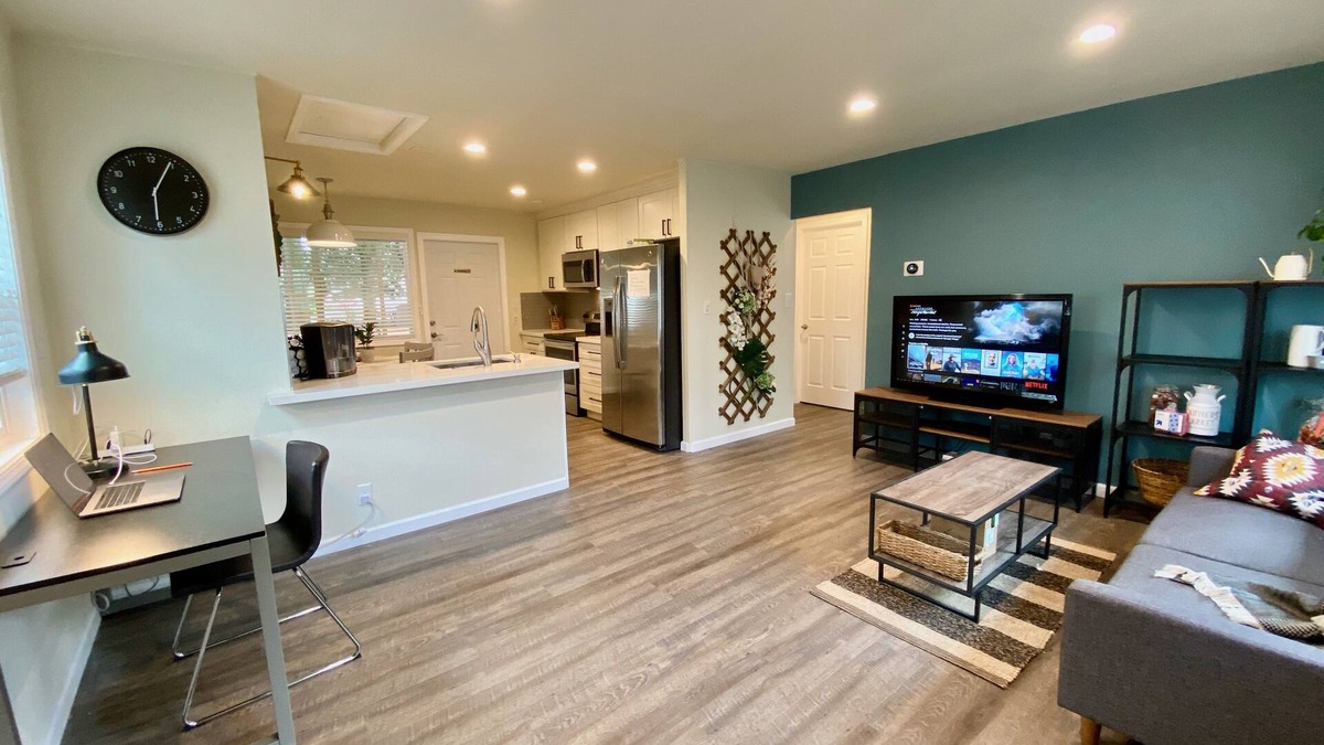 Renton House | Minutes to Freeway, 2bedroom/1bath with 200Mbps WiFi, Free parking, +Backyard.