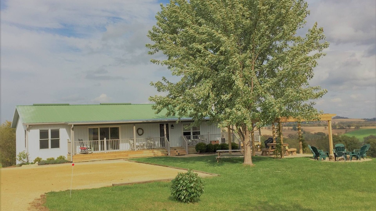 Hanover House | Minutes to Galena. Bird Cottage @ Sorriso Vineyard Galena Illinois