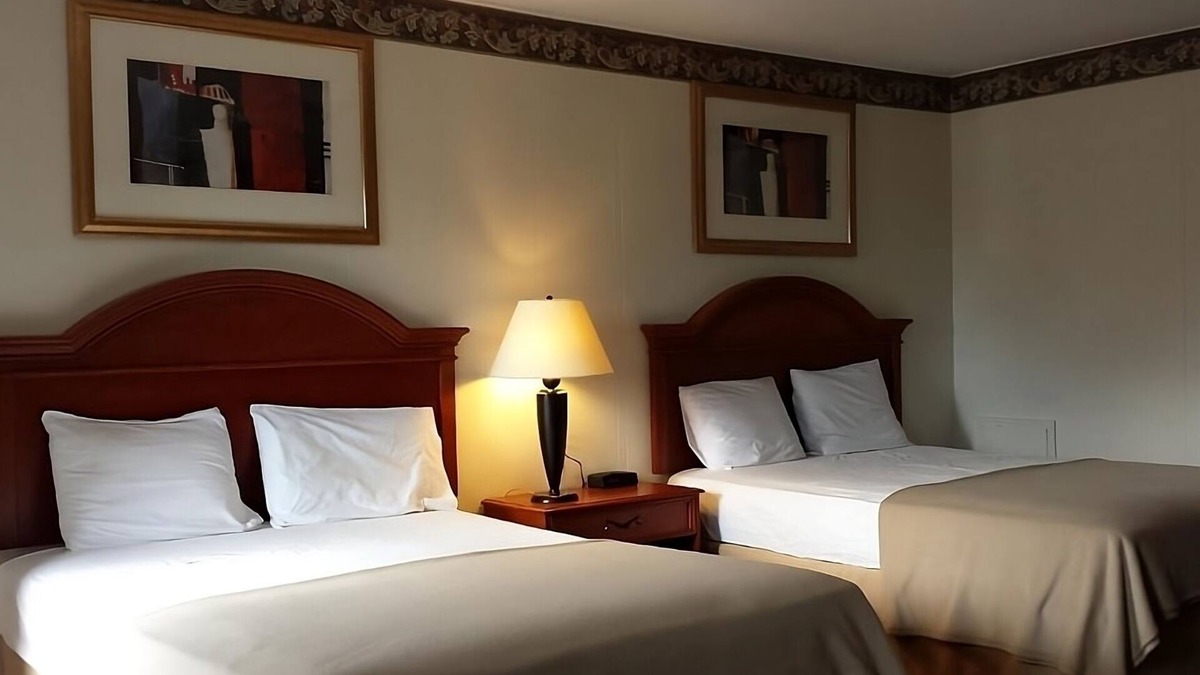Campbelltown Hotel | Minutes to Hershey Theatre and Founders Hall! Swimming Pool, FREE Parking Onsite