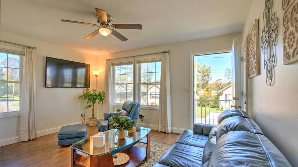 Johnson City House | Minutes to local attractions, interstates, and places of interest such as JCMC, ETSU, the the VA.
