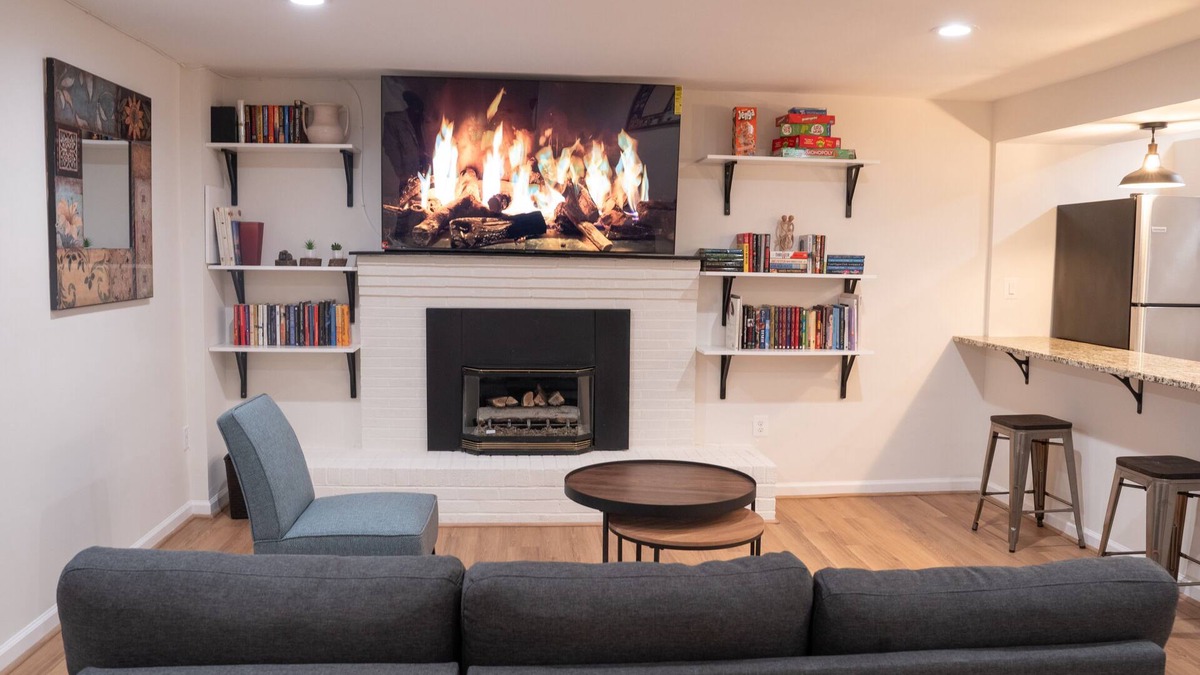 Northeast House | Minutes to Metro & Attractions! Free parking too!