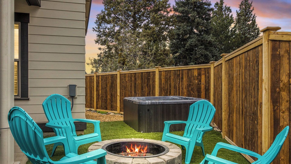 Old Farm District House | Minutes to Old Mill ~ Fire Pit ~ AC ~ Dog Friendly ~ Hot Tub