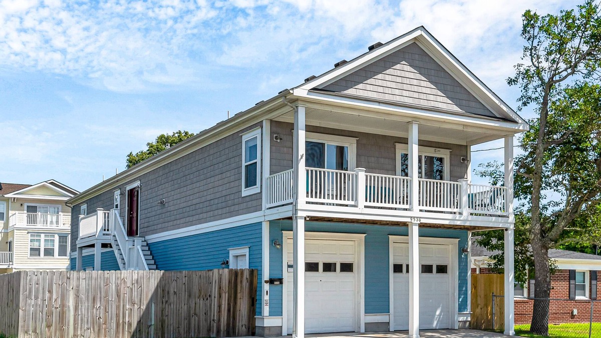 North Camellia Acres House | Minutes to the Beach! 3 BR 2 BA Huge Home- Fenced Yard- Dogs OK!