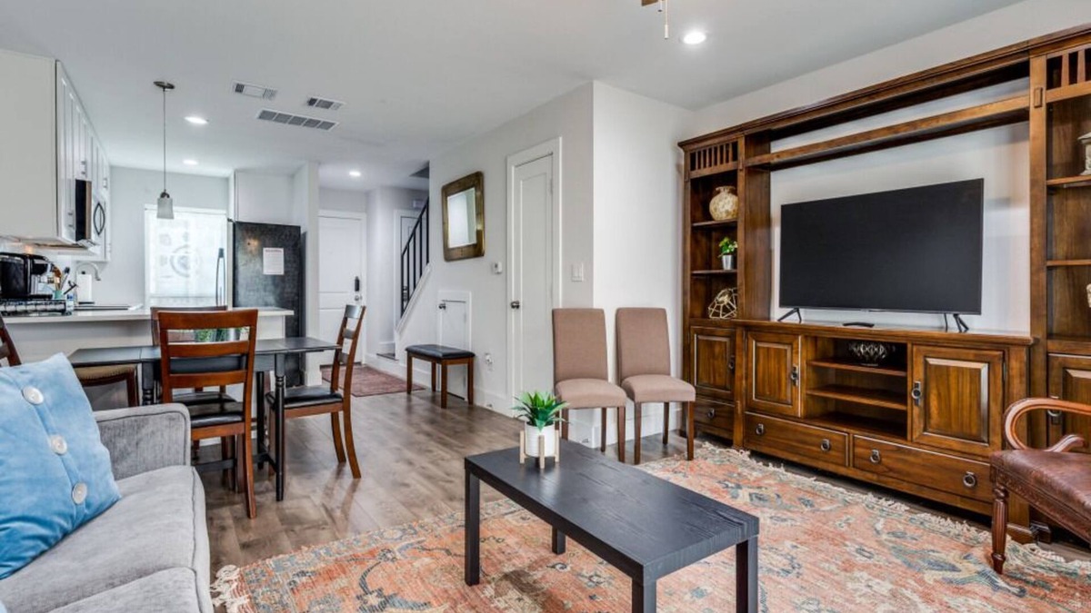 South Lamar Condo | Minutes to trendy spots, free parking, new inside!