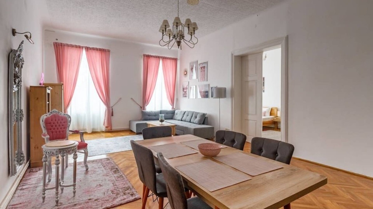 Brasov City Centre Apartment | Mira Central Residence: Discover a historical apartment in the Heart of the City