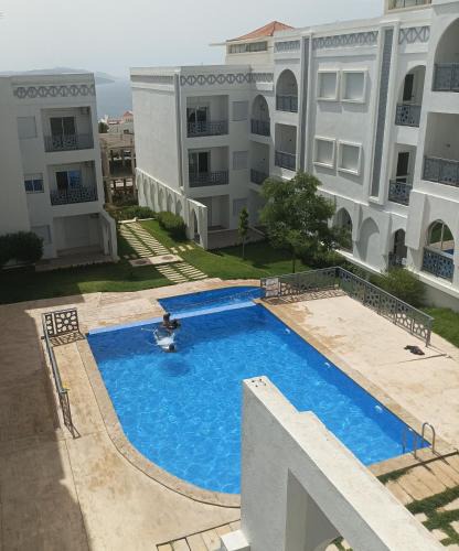 Al Bahraoyine Apartment | MIRABAIE Appartement Cosy Family -Sur la colline de la baie de Tanger Terrasse Piscine Garage WiFi à 8 min en voiture de CAP Malabata et la corniche animée et des prestigieux cafés restaurants lounge