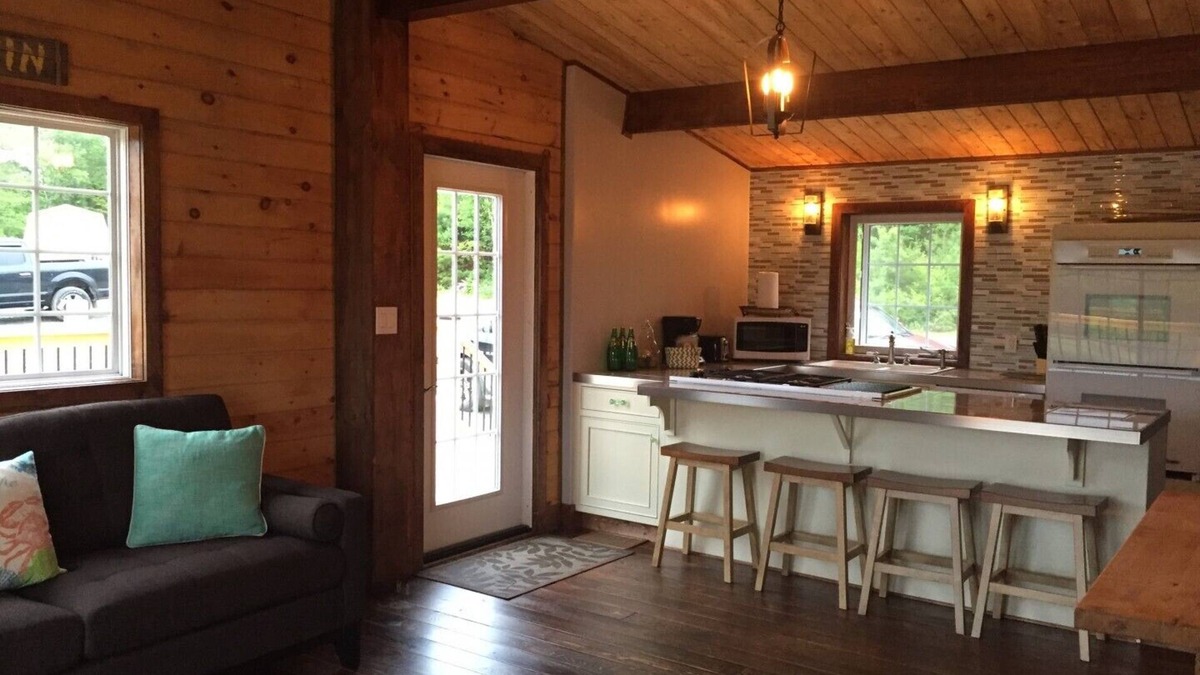 Salmon River Road House | Mirabradan Waterfront Retreat