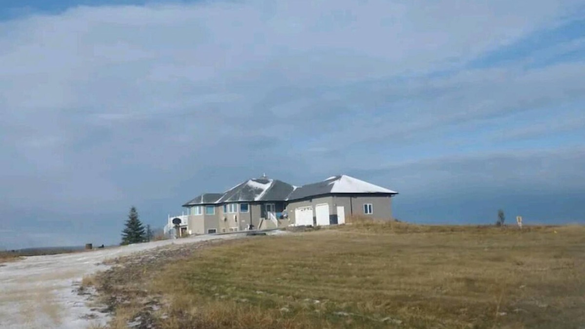 Lac Ste. Anne County House | Miracle comfy and cozy stay