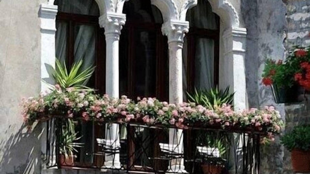 Cannaregio Apartment | Miracoli:Picturesque Venice canal views from 15 th Century Balcony