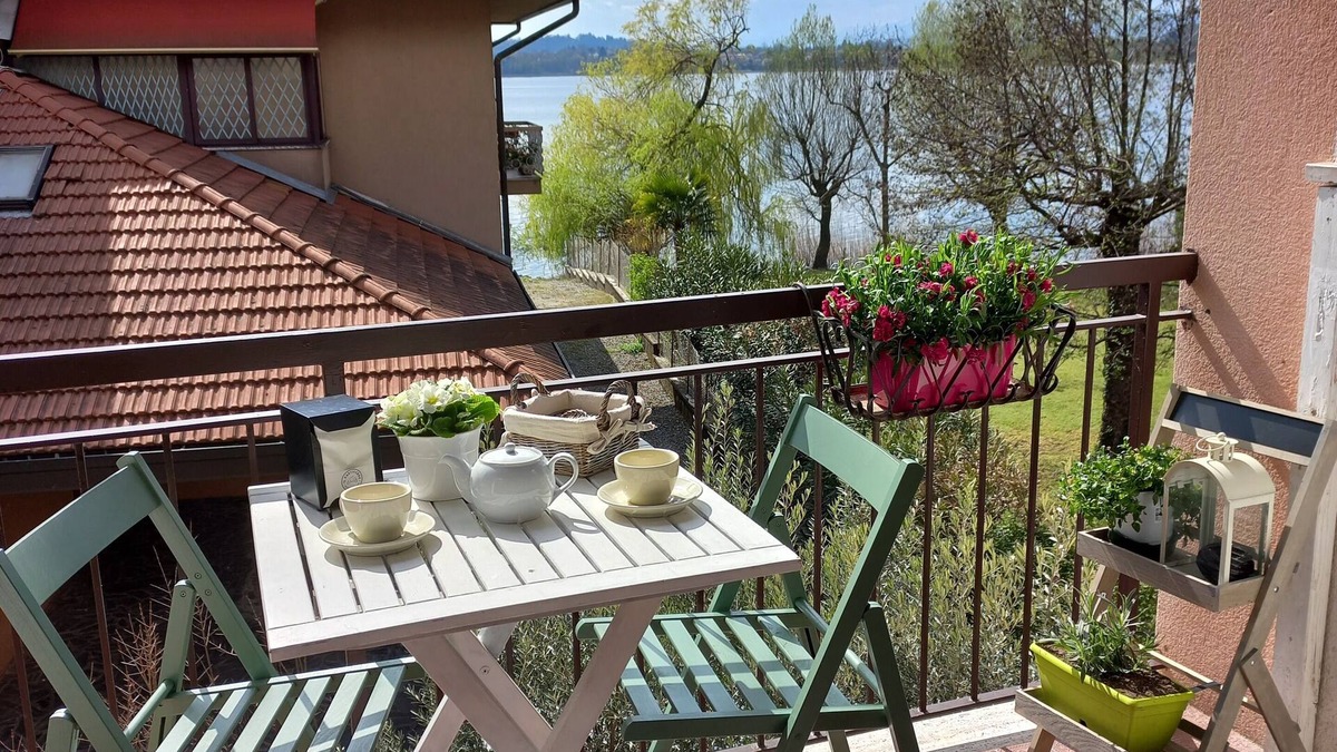 Morosolo Apartment | Miralago apartment with garden by the lake