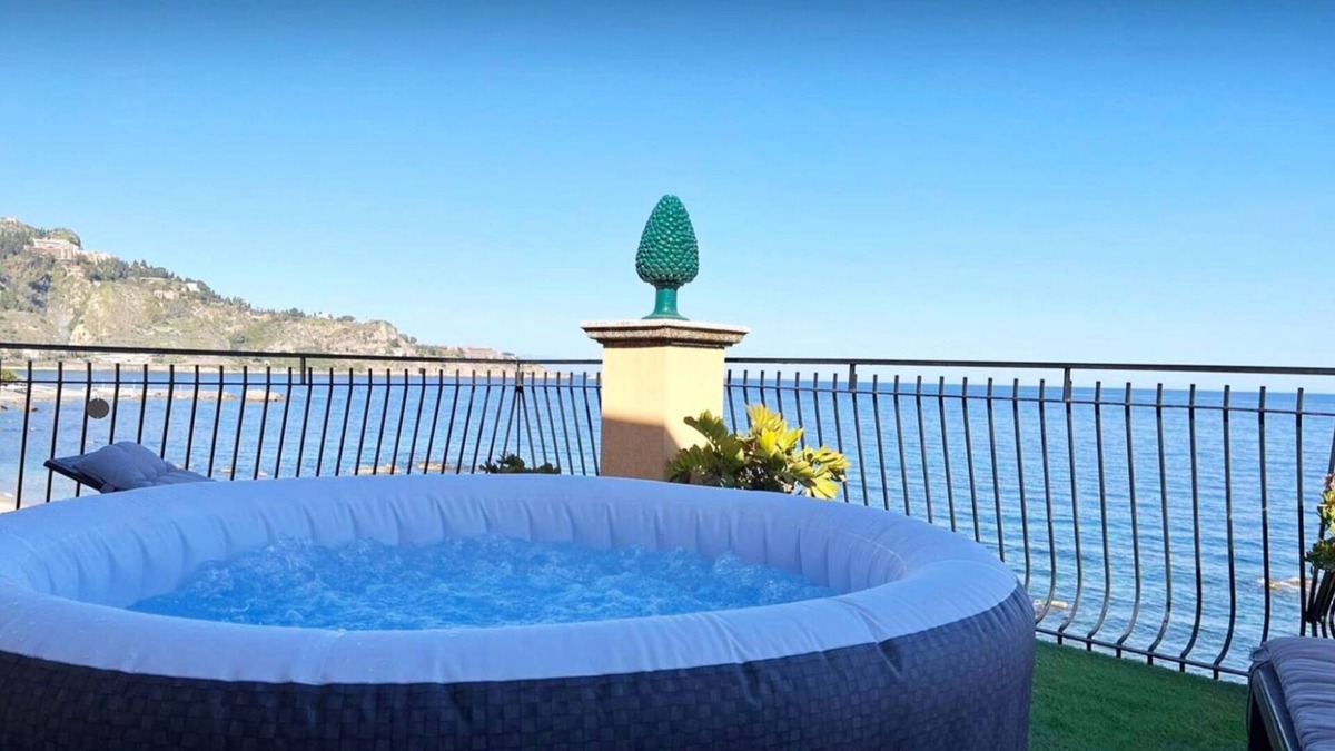 Giardini Naxos Apartment | Miriam Sea Front Apartment with SPA