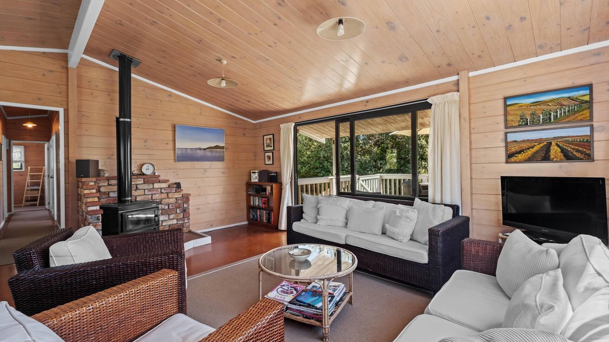 Palm Beach House | Miro Beach House at Palm Beach - Miro Cottage is a quintessential kiwi bach right next the white sands and lapping waves of picturesque palm beach. Accommodating up to 6 guests, with three bedrooms a good-sized family bathroom and open plan living ar
