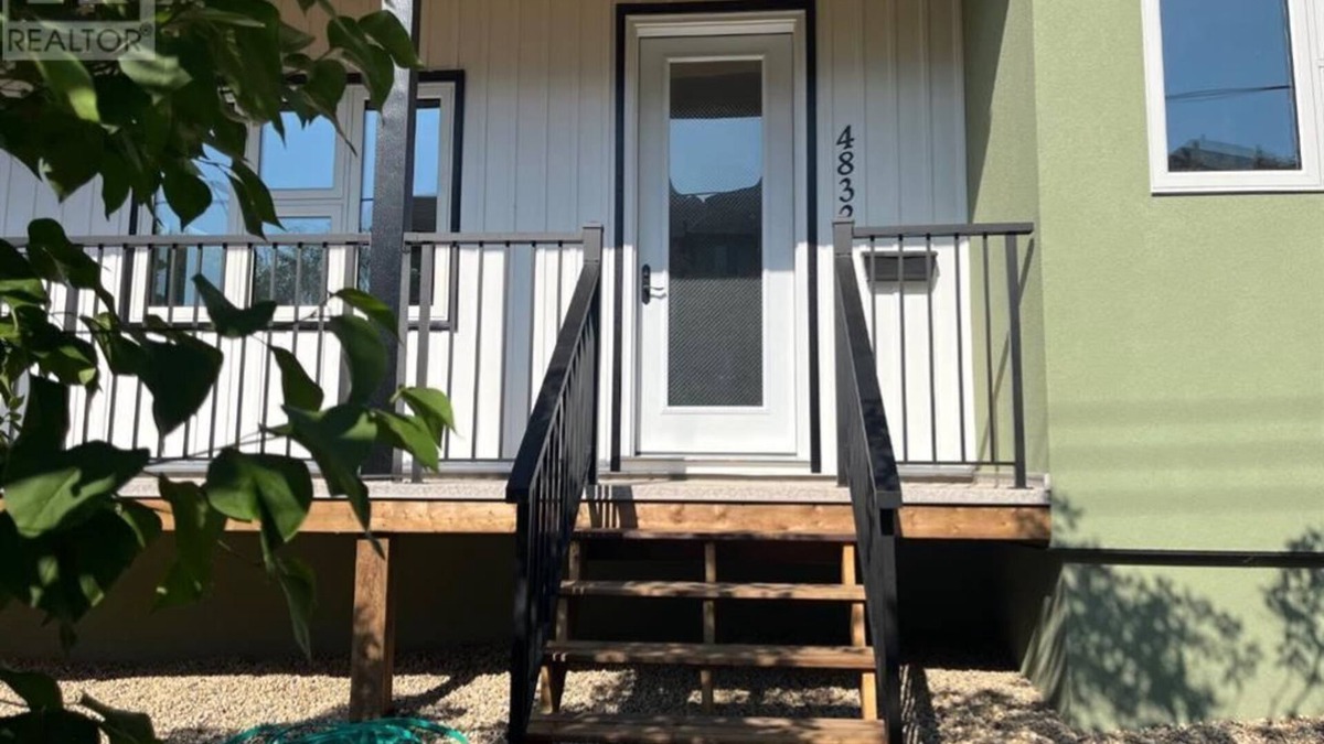 Camrose House | Mirror Lake Home - Close to shopping and walking paths!
