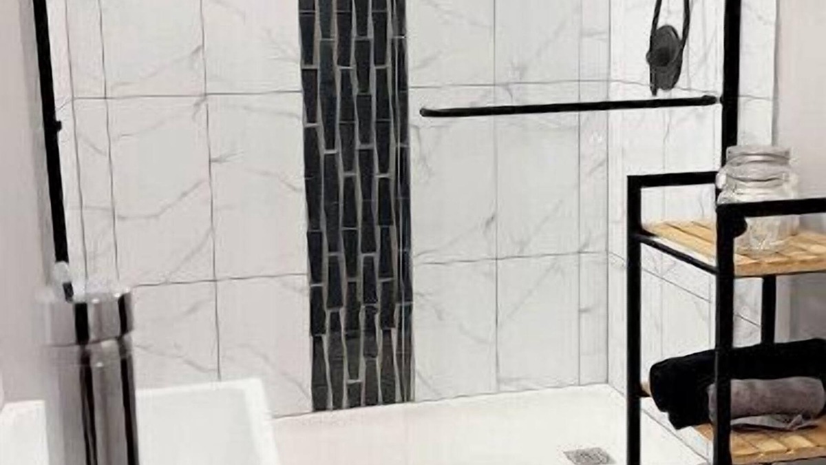 Sharon Hill Apartment | Mirror Me.