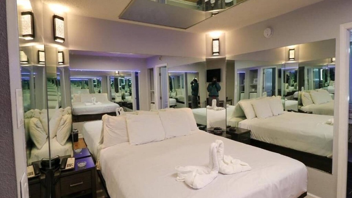 Henderson Hotel | Mirror Suite Smoking King Bed at Envi Boutique Hotel