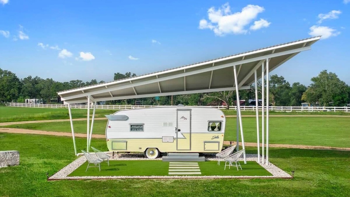 Willow City House | Miss Abby - Glamping, Pool & Fireplace