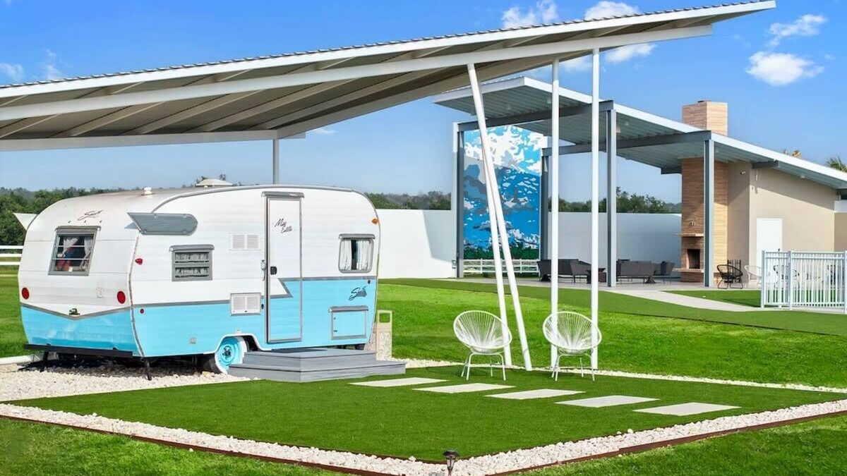 Willow City House | Miss Estella - Glamping, Pool & Fireplace