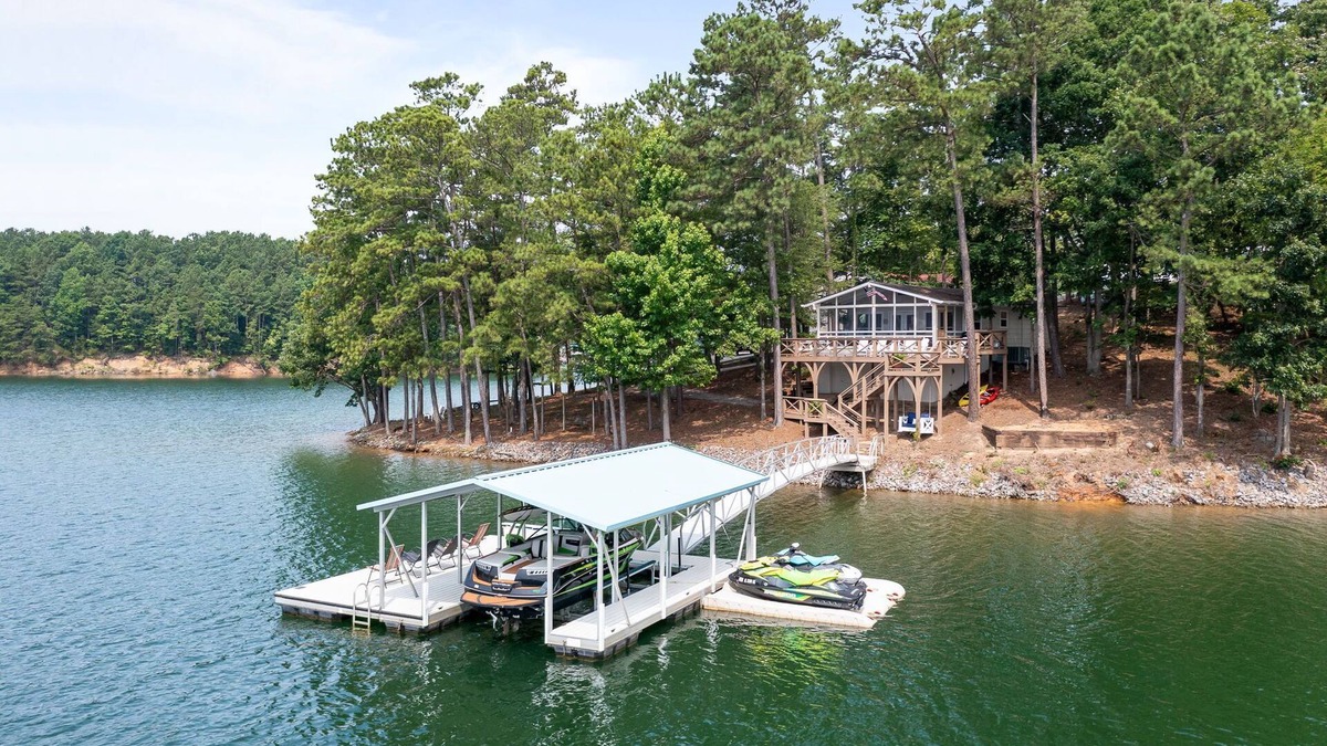 Crane Hill House | Miss Lazy Blue, a true relaxing cottage located right on Smith Lake.