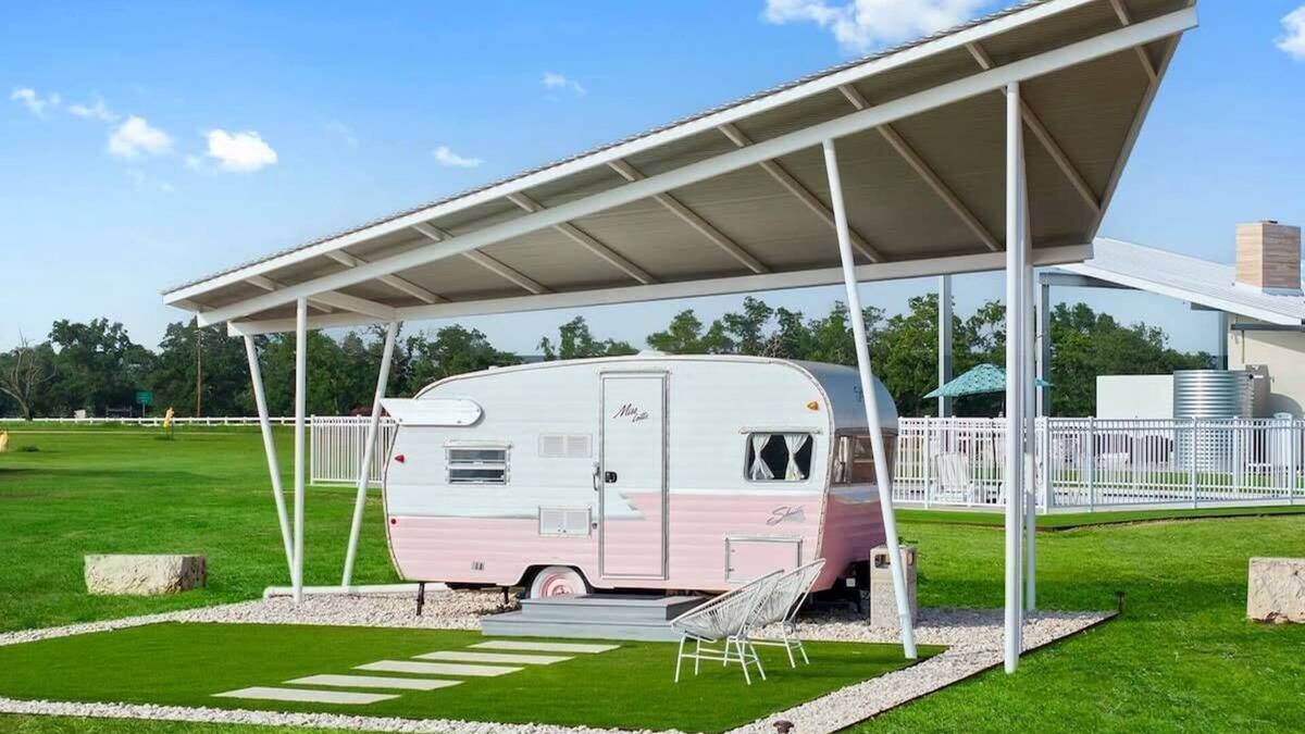 Willow City House | Miss Lottie - Glamping, Pool & Fireplace