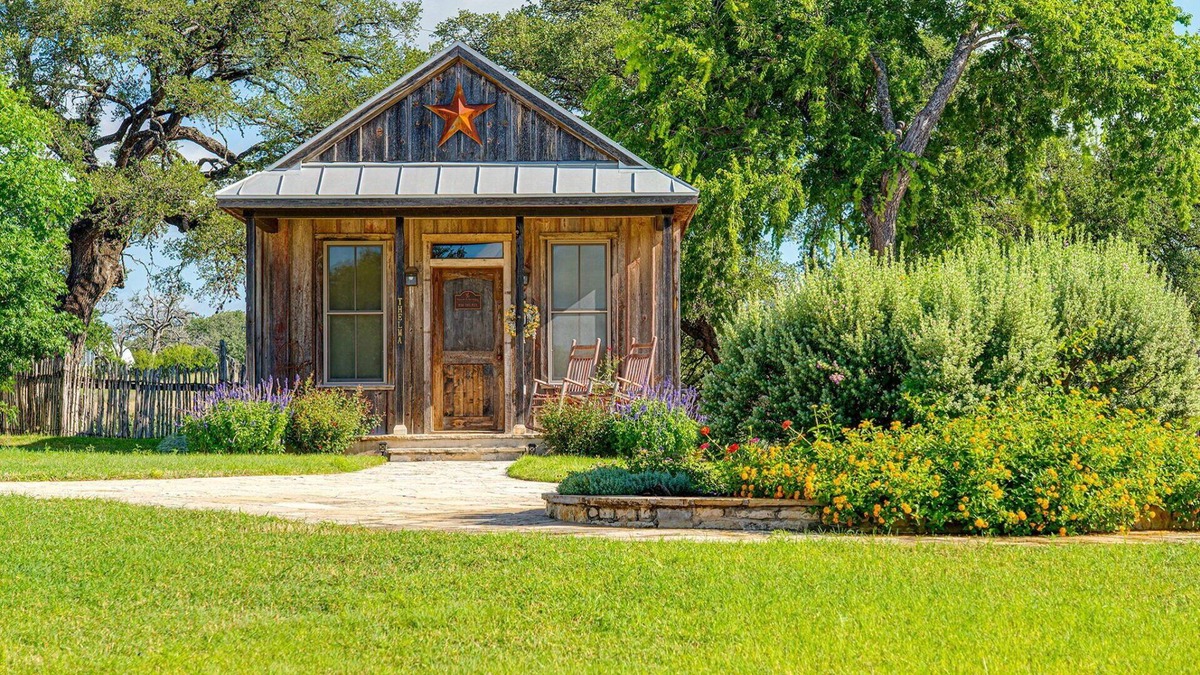 Fredericksburg House | Miss Thelma's | Cozy Country Retreat