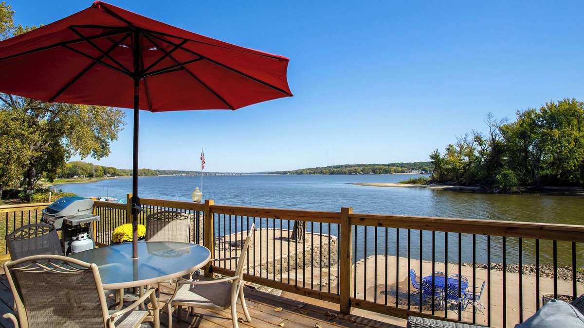 Lynn Center House | Mississippi Riverfront home. Totally updated.2 bed 1 bath sleeps 6.amazing views
