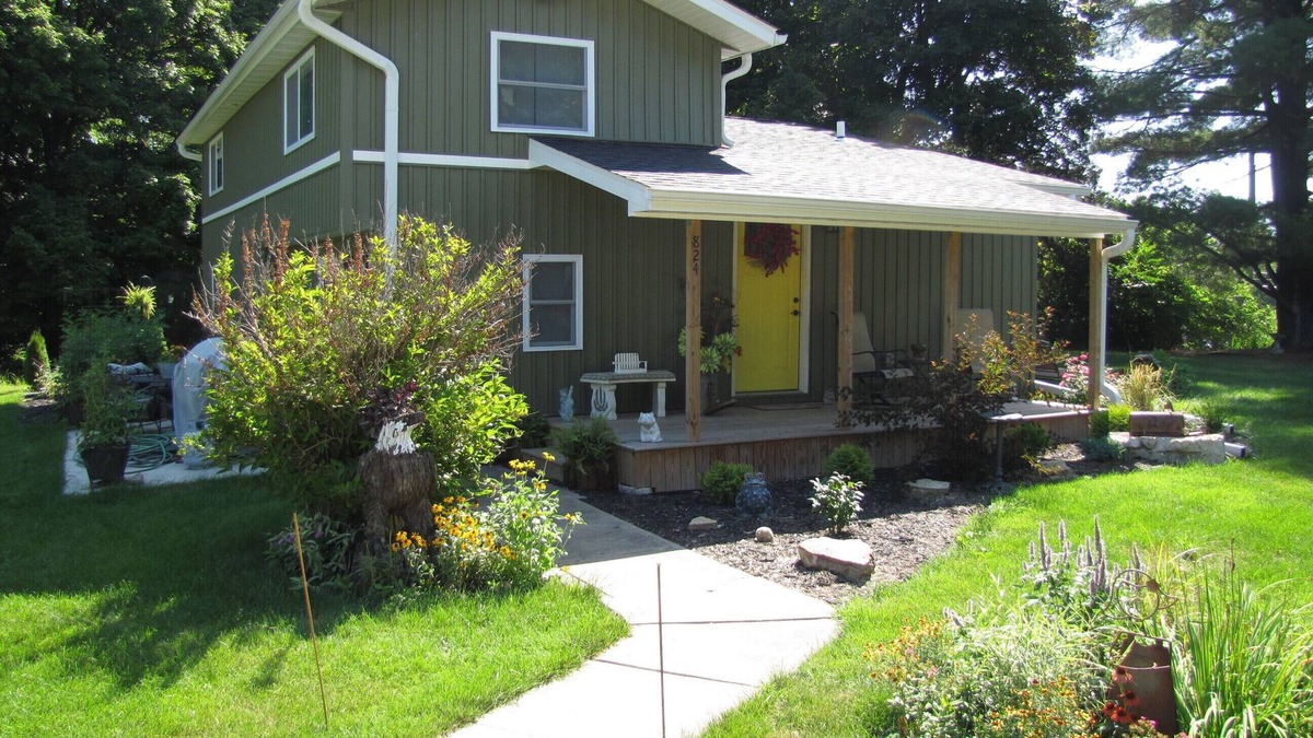 Le Claire House | Mississippi riverview guesthouse near historic downtown LeClaire.