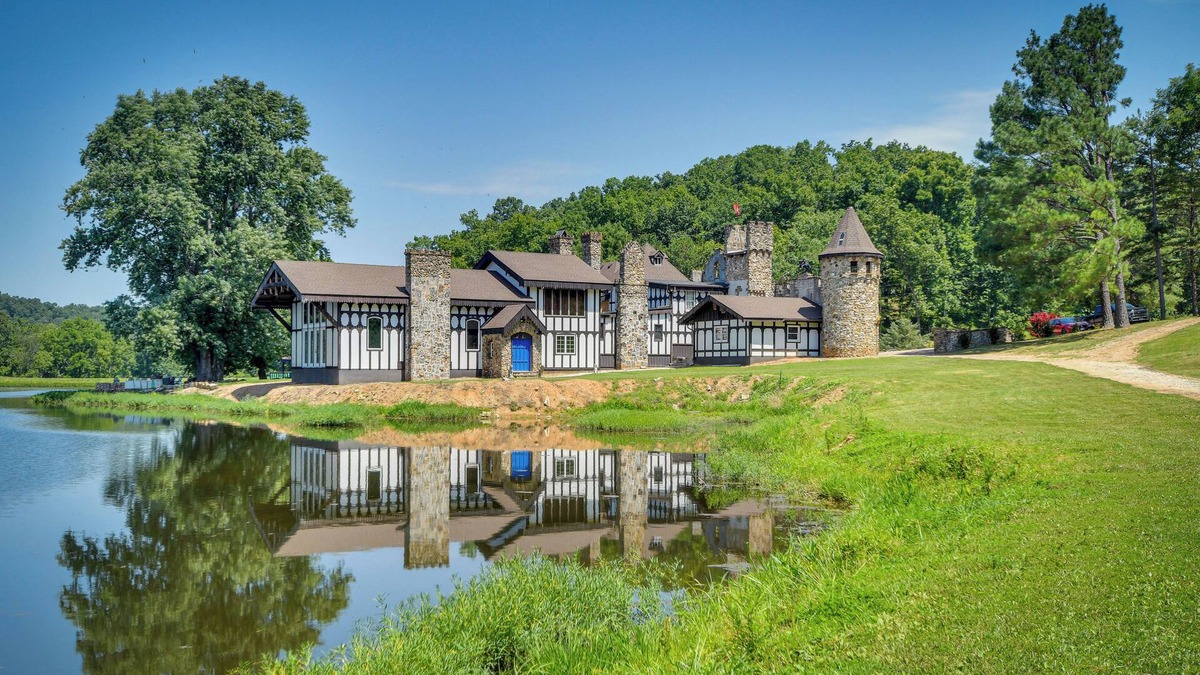 Saint Mary House | Missouri Castle w/Private Lake, Pool & 100 Acres!