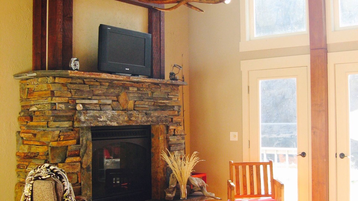 Cascade House | Missouri Riverfront Bungalow Near Craig MT.
